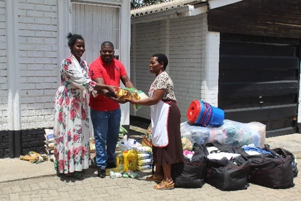 Patient receiving a farewell hamper upon discharge